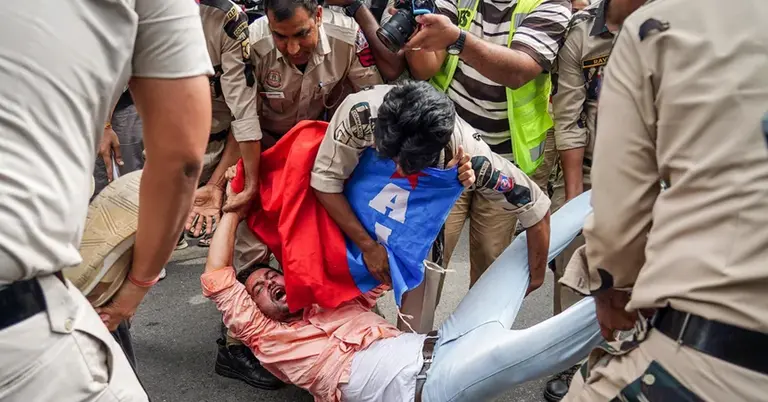 নয়াদিল্লির কনট প্লেসের পালিকা বাজারে এক বিক্ষোভকারীকে আটক করছে পুলিশ